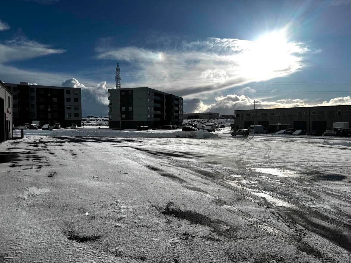 Sama bílaplan eftir snjómokstur Útivinnu